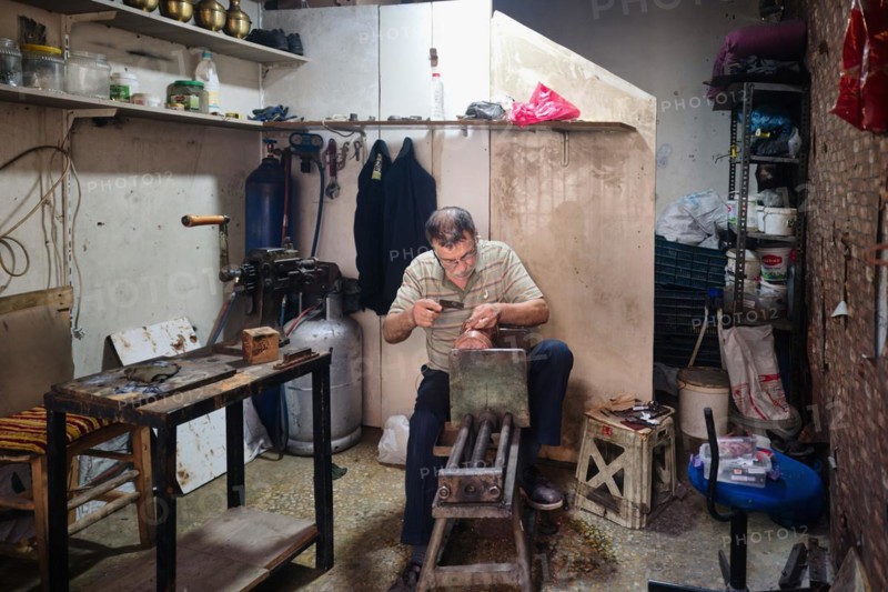 Coppersmith at work engraving a copper plate, Gaziantep bazaar, Turkey, Asia