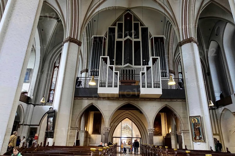Main organ, Sankt-Petri-Kirche, parish church, start of construction 1310, Moenckebergstrasse, Bergstrasse, Old Town, Hanseatic City of Hamburg, A large organ above the entrance of a Gothic church with some visitors, Hamburg, Hanseatic City of Hamburg, Germany, Europe