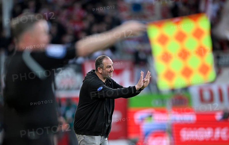 Coach Frank Schmidt 1. FC Heidenheim 1846 FCH Gesture gesture under flag, flag, offside, linesman, Voith-Arena, Heidenheim, Baden-Wuerttemberg, Germany, Europe