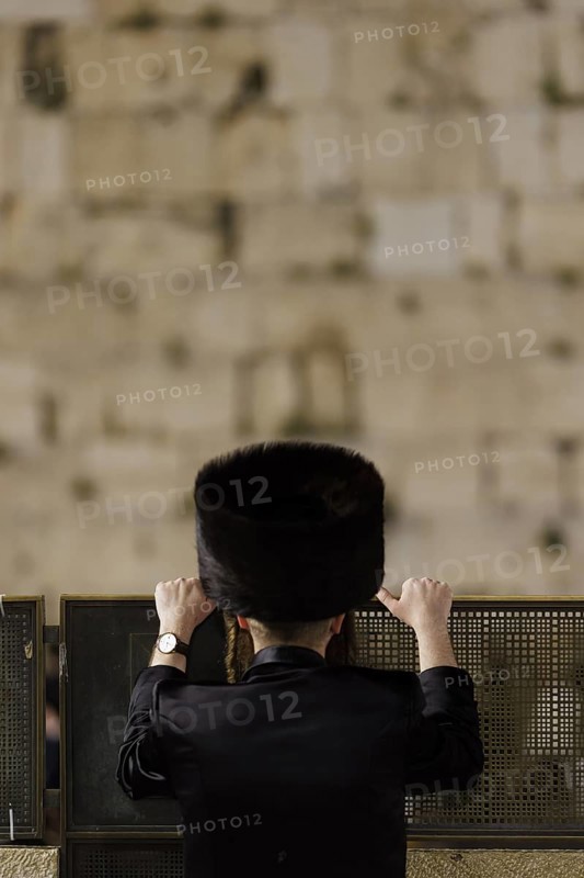 Jewish men with shtreimel in the Old City of Jerusalem at the Wailing Wall, Jerusalem, 23/04/2024