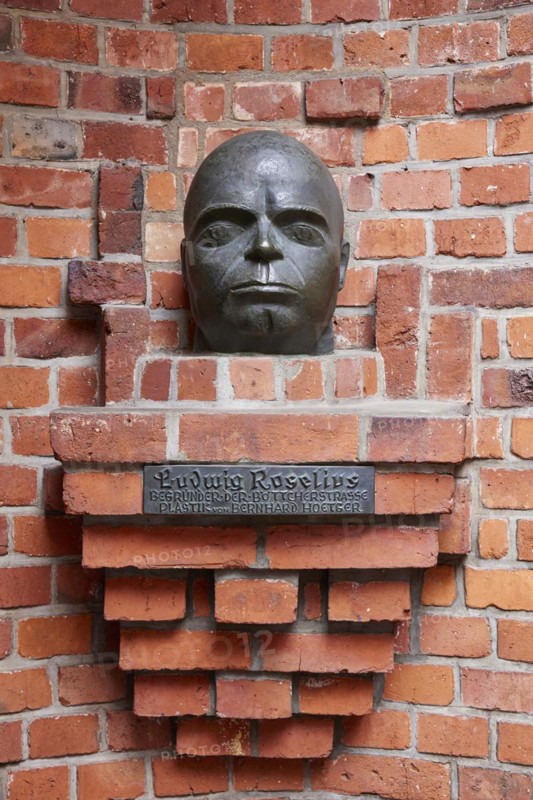 Sculpture Ludwig Roselius by the sculptor Bernhard Hoetger in the Boettcherstrasse in Bremen, Hanseatic City, State of Bremen, Germany, Europe