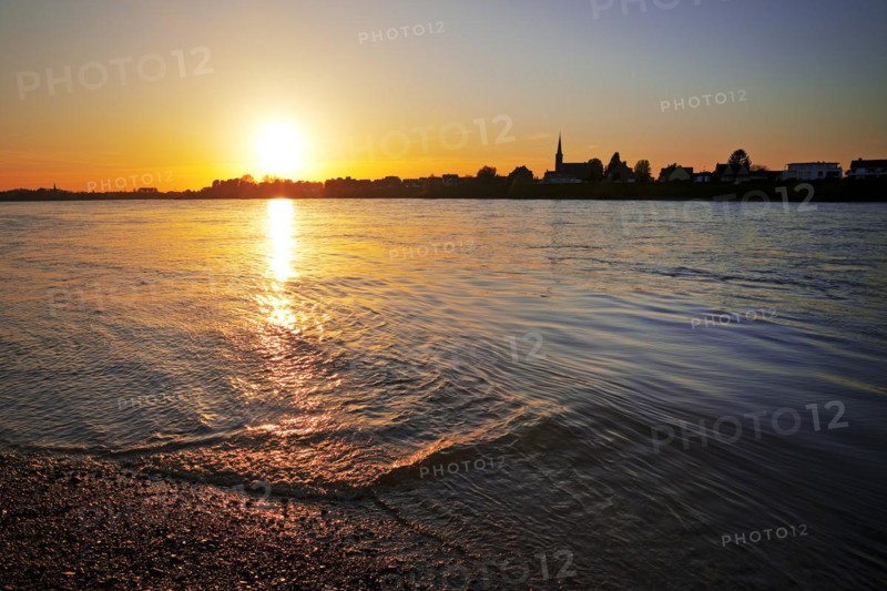 Sunset over the Rhine in Neuss with a view of Volmerswerth in Duesseldorf, Lower Rhine, North Rhine-Westphalia, Germany, Europe