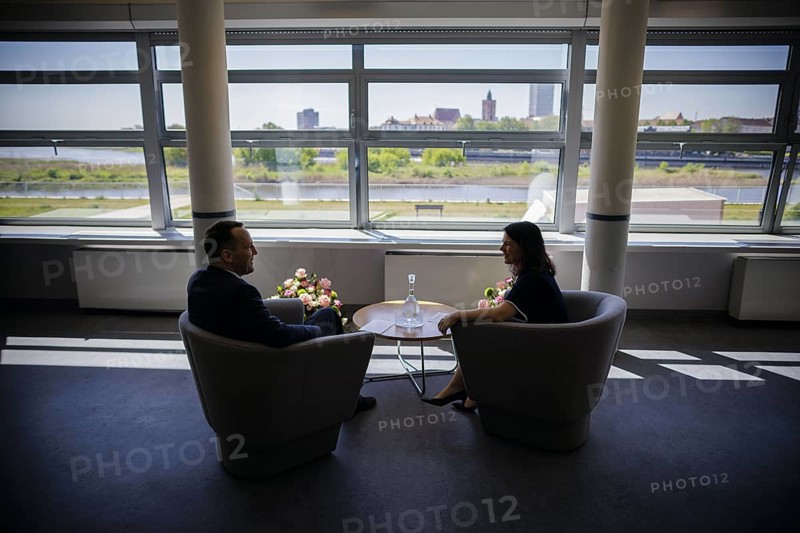 Annalena Baerbock (Alliance 90/The Greens), Federal Foreign Minister, talks to Rados Caw Sikorski, Foreign Minister of Poland, at the Collegium Polonicum in S Cubice. Baerbock visits Slubice on the occasion of the 'AeR20th anniversary of Poland's accession to the EU. S Cubice, 01.05.2024. Photographed on behalf of the Federal Foreign Office