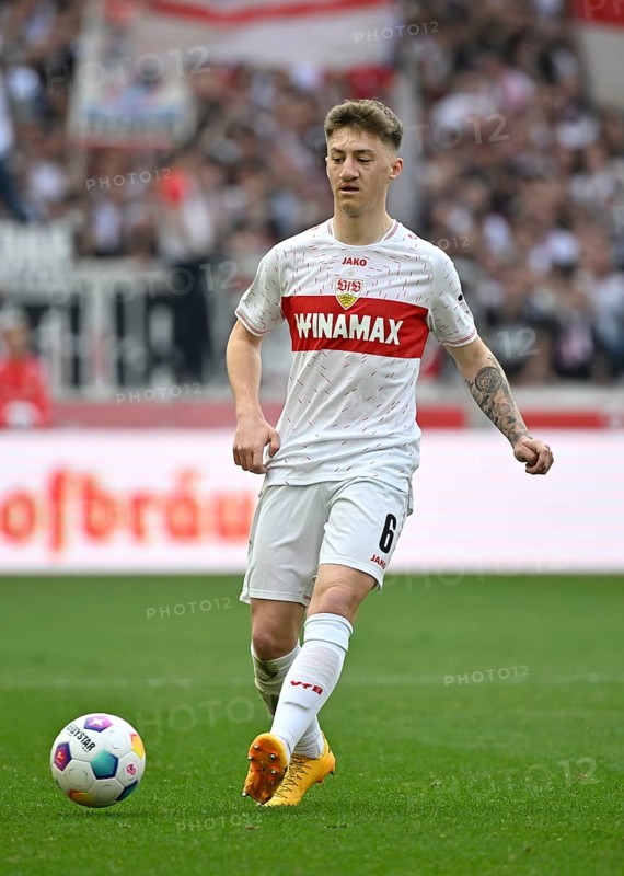 Angelo Stiller VfB Stuttgart (06) Action on the ball, MHPArena, MHP Arena Stuttgart, Baden-Wuerttemberg, Germany, Europe