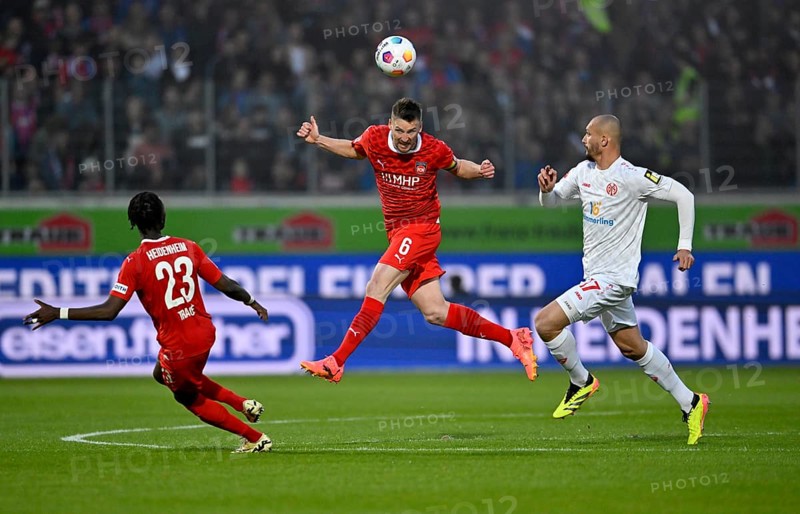 Header, action Patrick Mainka 1. FC Heidenheim 1846 FCH (06) v Ludovic Ajorque 1. FSV Mainz 05 (17) Omar Traore 1. FC Heidenheim 1846 FCH (23) Voith-Arena, Heidenheim, Baden-Wuerttemberg, Germany, Europe