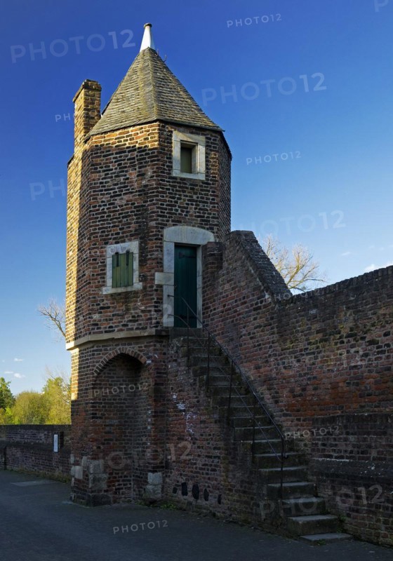 The town wall on Rheinstrasse with the Pfefferbuechse defence defence tower, Zons, Dormagen, Lower Rhine, North Rhine-Westphalia, Germany, Europe