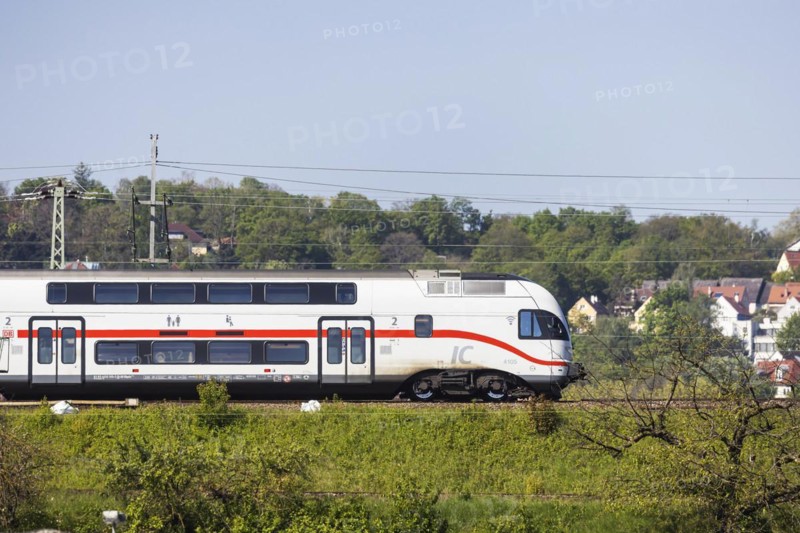Deutsche Bahn AG InterCity en route, railway embankment and overhead lines, infrastructure, Stuttgart, Baden-Wuerttemberg, Germany, Europe