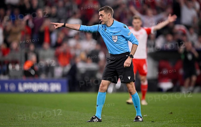 Referee Clement Turpin (FRA) Gesture, gesture, points to penalty spot, penalty, penalty kick, Champions League, CL, Allianz Arena, Munich, Bayern, Germany, Europe