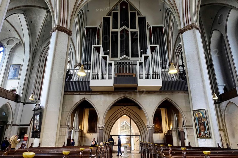 Main organ, St Peter's Church, parish church, construction began in 1310, Moenckebergstrasse, Bergstrasse, Old Town, Hanseatic City of Hamburg, A Gothic church organ surrounded by arches and visitors in the pews, Hamburg, Hanseatic City of Hamburg, Germany, Europe