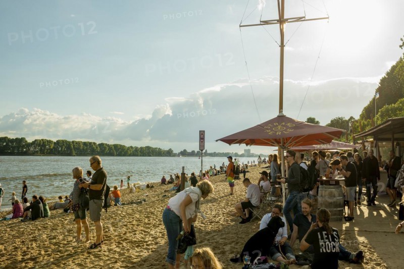 People on the beach, Strandbar Strandperle, Elbe beach, Oevelgoenne, Hamburg, Germany, Europe