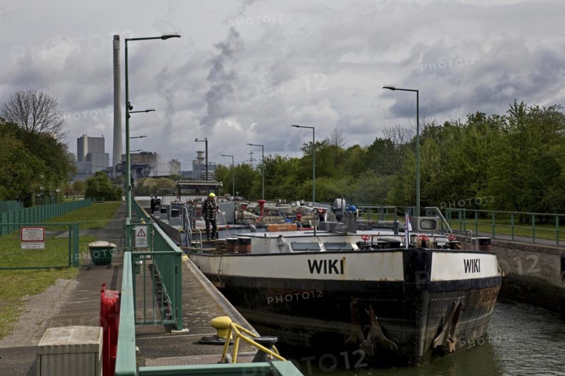 The motor tanker Wiki enters the lock system Wanne-Eickel, Neue Suedschleuse, Rhine-Herne Canal, Herne, Ruhr area, Germany, Europe