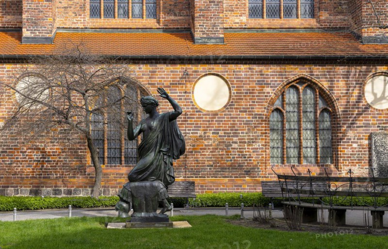 Klio statue in front of the side wing of the Nikolaikirche, Nikolaikirchplatz, Berlin, Germany, Europe