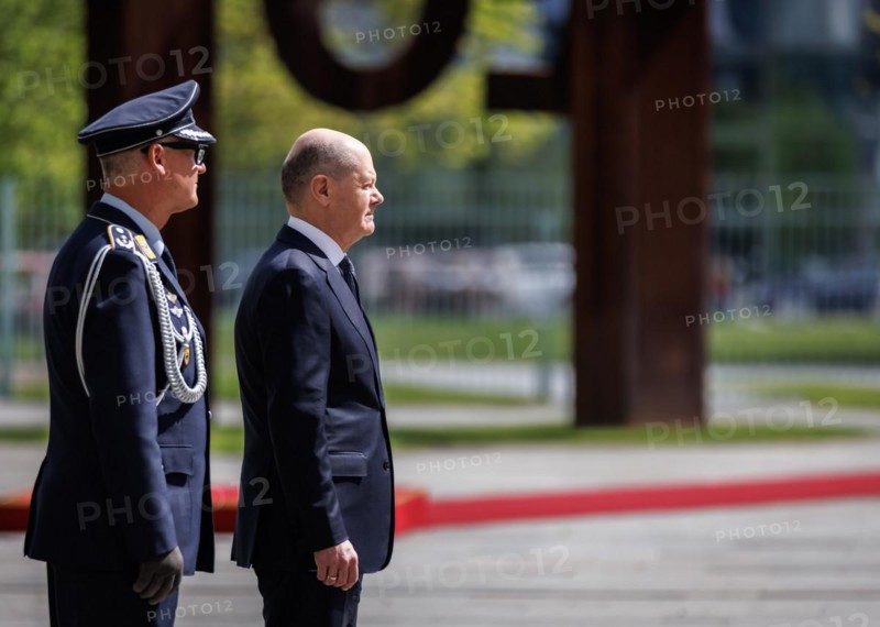 Olaf Scholz, Federal Chancellor, and an air force officer, photographed during a reception in Berlin, 29 April 2024