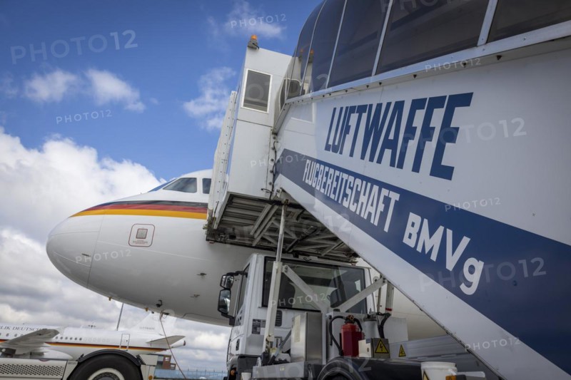 A staircase of the Federal Ministry of Defence Air Wing stands next to an Airbus A319 at Cologne-Bonn Airport