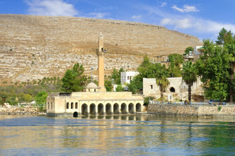 Partly submerged mosque of Eski Halfeti due to the construction of the Birecik dam on the Euphrates River, Old Halfeti, Turkey, Asia