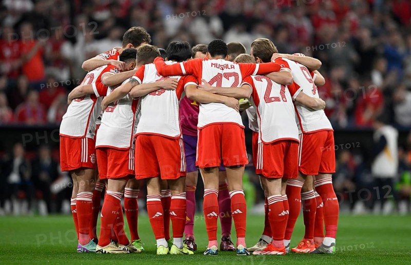 Team building, team circle in front of the start of the match FC Bayern Munich FCB, Champions League, CL, Allianz Arena, Munich, Bavaria, Germany, Europe