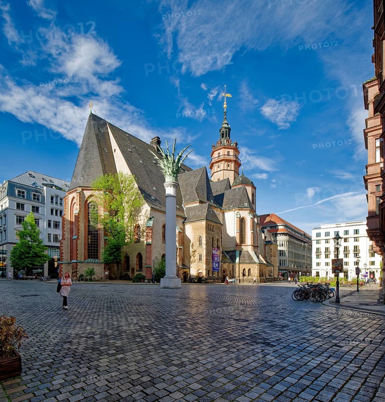 Nikolaikirche with the Nikolaisaeule by Markus Glaeser in memory of the Monday demonstrations, Nikolaikirchhof, Leipzig, Saxony, Germany, Europe
