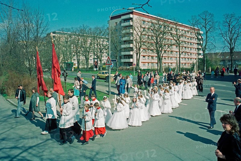 Altar servers, children on the day of their first communion, girls, procession, Bamberg, Upper Franconia, Bavaria, Germany, 10 April 1988, vintage, retro, old, historical, Europe