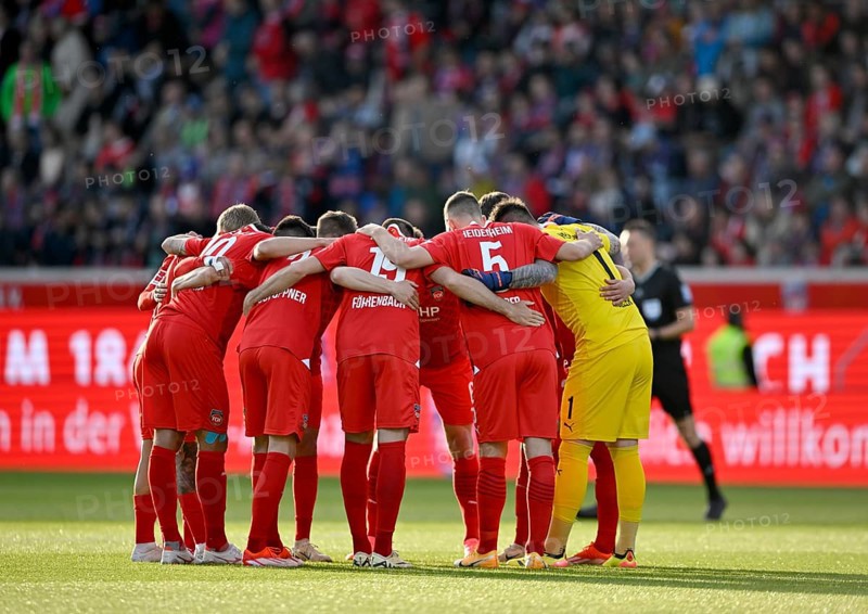 Team building, 1. FC Heidenheim team circle in front of the start of the match, Voith-Arena, Heidenheim, Baden-Wuerttemberg, Germany, Europe