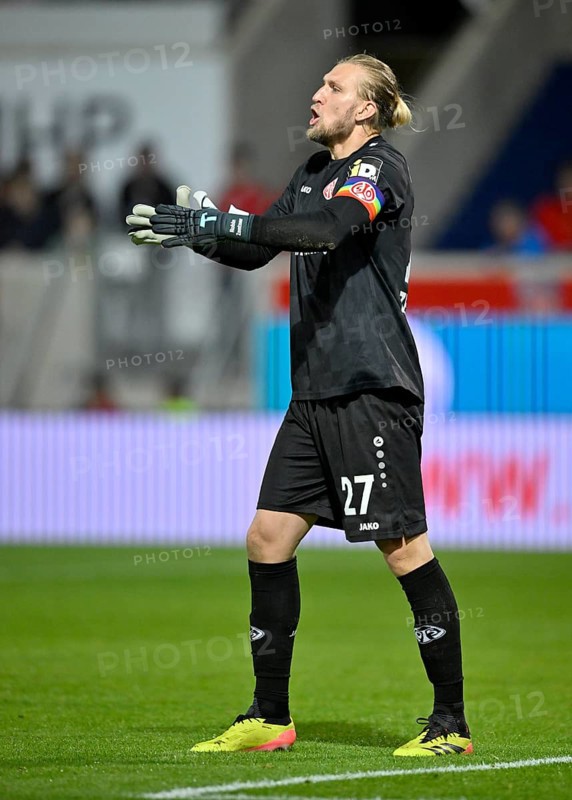 Goalkeeper Robin Zentner 1. FSV Mainz 05 (27) Gesture Gesture Voith-Arena, Heidenheim, Baden-Wuerttemberg, Germany, Europe