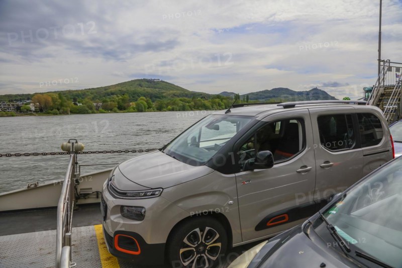 Rhine ferry Mondorf between Bonn and Koenigswinter, North Rhine-Westphalia, Germany, Europe