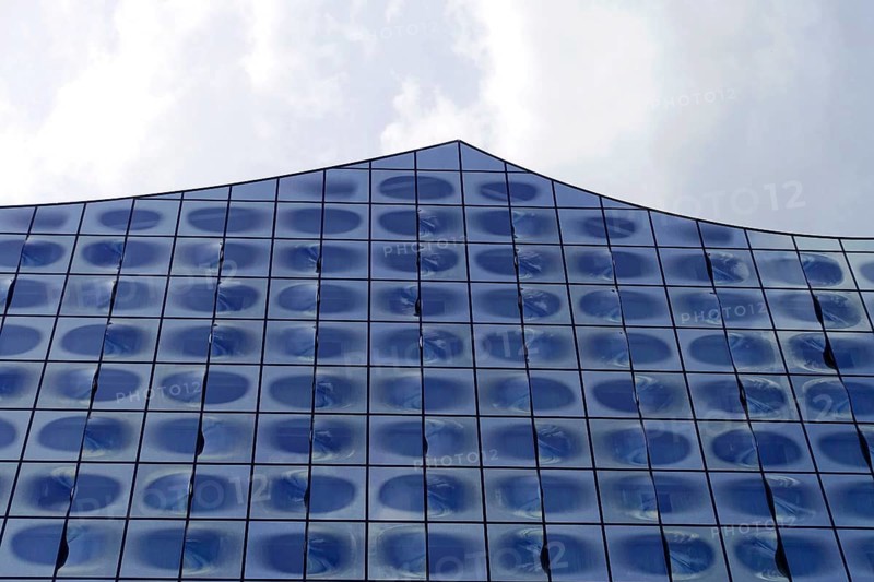 Elbe Philharmonic Hall, Architects Herzog & De Meuron, Hafencity, Hamburg, Close-up of a blue glass facade reflecting the sky and clouds, Hamburg, Hanseatic City of Hamburg, Germany, Europe