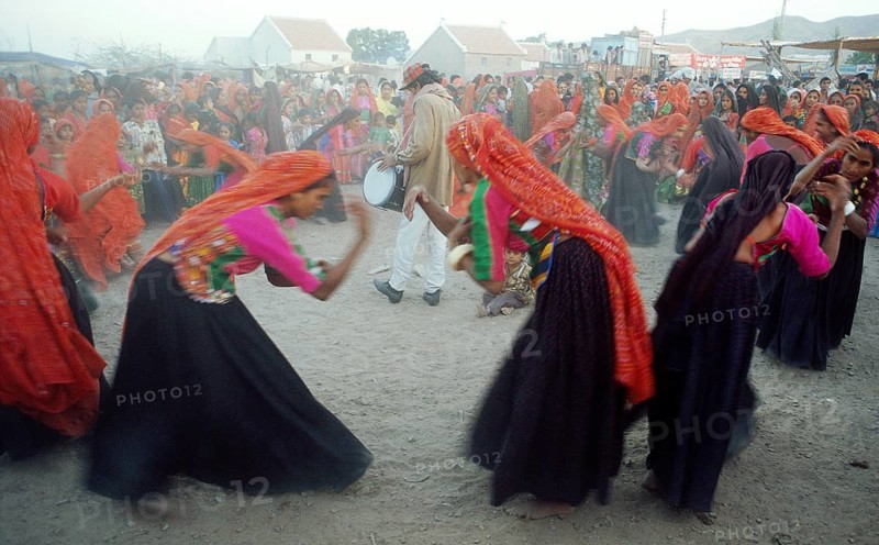 Hindu women, ahir caste, performing a traditional dance, religious festival, kutch, Gujarat, India, Asia