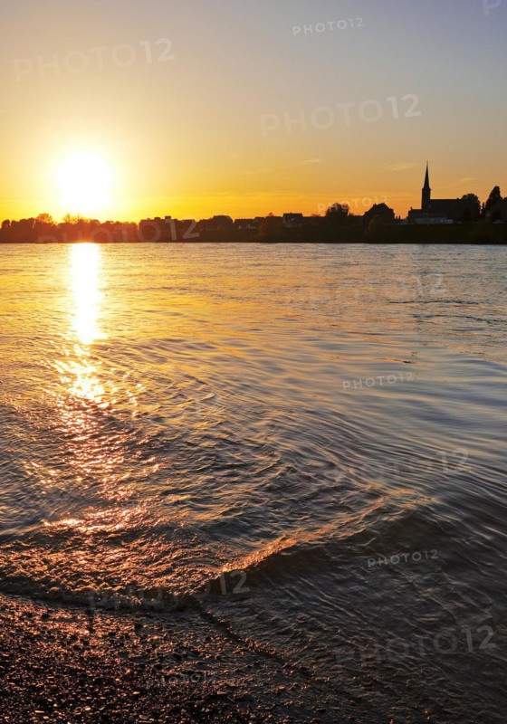 Sunset over the Rhine in Neuss with a view of Volmerswerth in Duesseldorf, Lower Rhine, North Rhine-Westphalia, Germany, Europe