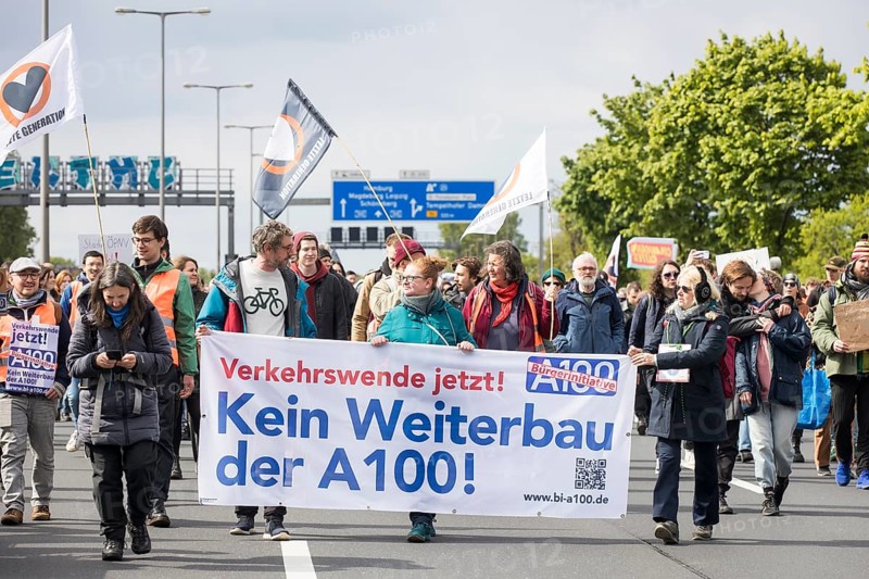 Participants with banner Verkehrswende jetzt! No further construction of the A100! at the running demonstration Climate protection instead of motorway on the A100 against expansion of the A100, Berlin, 21.04.2024