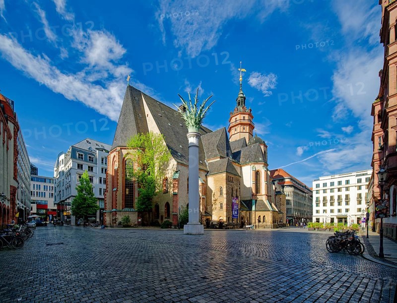 Nikolaikirche with the Nikolaisaeule by Markus Glaeser in memory of the Monday demonstrations, Nikolaikirchhof, Leipzig, Saxony, Germany, Europe