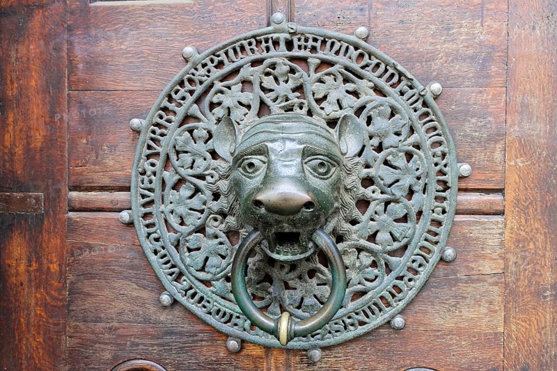 Sankt-Petri-Kirche, parish church, construction started in 1310, Moenckebergstrasse, Wide-angle view of a Gothic church interior with stained glass windows and pews, Hamburg, Hanseatic City of Hamburg, A bronze door knocker in the shape of a lion's head, richly decorated and old, Hamburg, Hanseatic City of Hamburg, Germany, Europe
