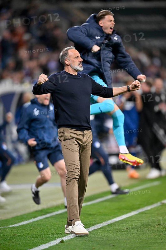Goal celebration Coach Pellegrino Matarazzo TSG 1899 Hoffenheim on the sidelines, gesture, gesture, PreZero Arena, Sinsheim, Baden-Wuerttemberg, Germany, Europe