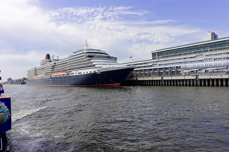 Cruise ship Queen Victoria on the Elbe in Hamburg harbour, Hamburg, Land Hamburg, Northern Germany, Germany, Europe, The cruise ship Queen Victoria at the pier, flanked by modern buildings and a slightly cloudy sky, Hanseatic City of Hamburg, Germany, Europe