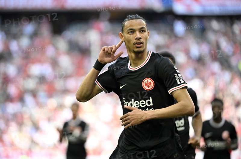 Goal celebration, cheering, Hugo Ekitike Eintracht Frankfurt SGE (11) Gesture, gesture, Allianz Arena, Munich, Bavaria, Germany, Europe