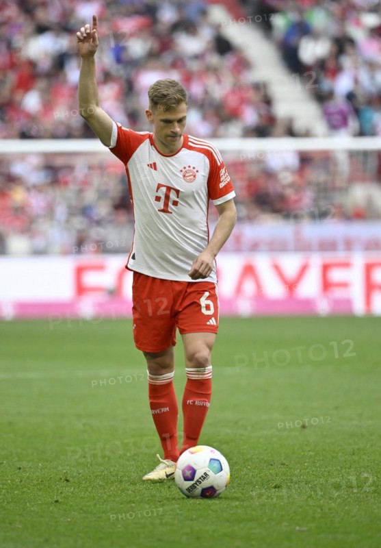 Joshua Kimmich FC Bayern Munich FCB (06) Gesture, gesture, in front of free kick, Allianz Arena, Munich, Bayern, Germany, Europe