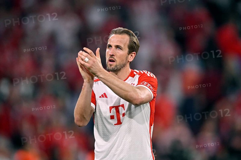 Harry Kane FC Bayern Munich FCB (09) thanks fans, gesture gesture, Champions League, CL, Allianz Arena, Munich, Bayern, Germany, Europe