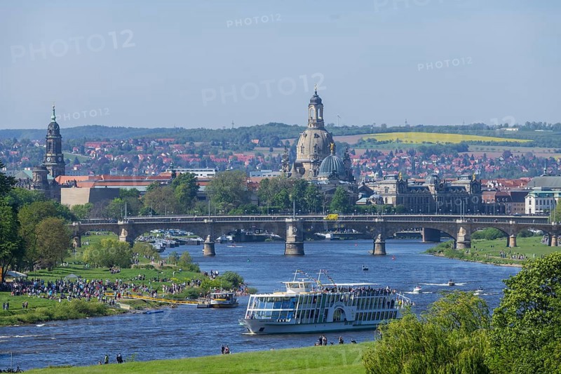 Every year on 1 May, the historic passenger steamers (PD) and the two saloon ships of the White Fleet form a decorated parade with live music on the ships. The banks and bridges of the Elbe are lined with thousands of spectators. Salon ship August the Strong, Dresden, Saxony, Germany, Europe