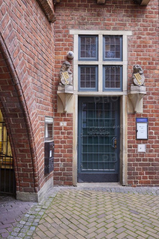 House entrance with old door, windows and two lions bearing a coat of arms with the key of Bremen, in Boettcherstrasse, Bremen, Hanseatic City, State of Bremen, Germany, Europe