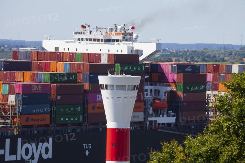 Container ship of the Hapag Lloyd shipping company and lighthouse on the Elbe, Blankenese district, Hamburg, Germany, Europe