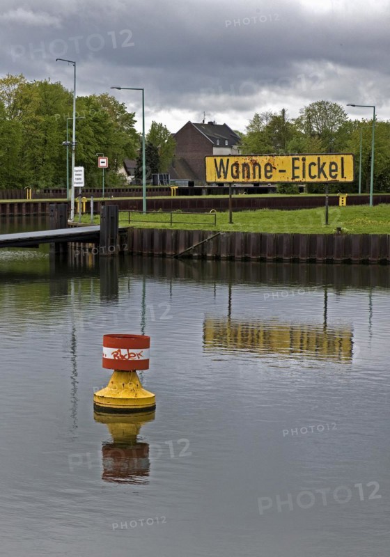 Headwater of the Wanne-Eickel lock system, New South Lock, Rhine-Herne Canal, Herne, North Rhine-Westphalia, Ruhr area, Germany, Europe