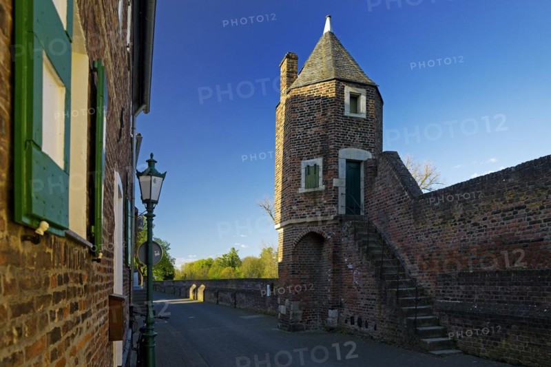 The town wall on Rheinstrasse with the Pfefferbuechse defence defence tower, Zons, Dormagen, Lower Rhine, North Rhine-Westphalia, Germany, Europe