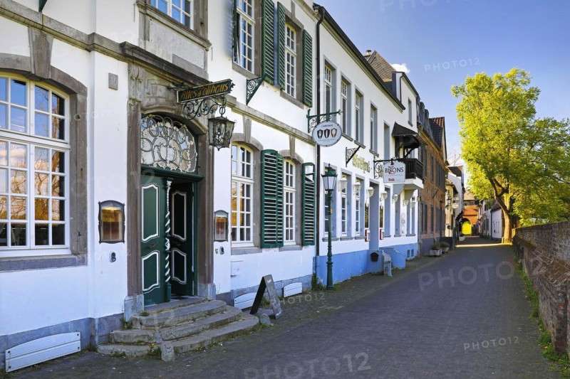 Old town of Zons with the row of houses on Rheinstrasse, Dormagen, Lower Rhine, North Rhine-Westphalia, Germany, Europe