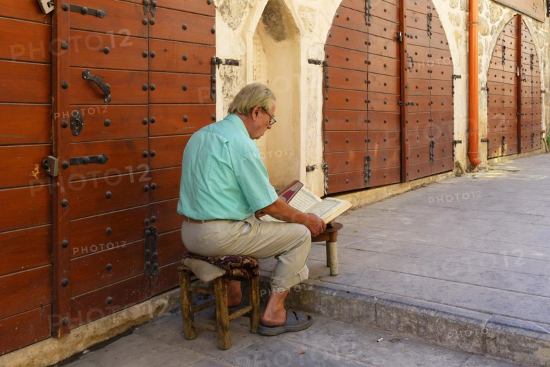 Man reading the Coran, Mardin bazaar, Turkey, Asia