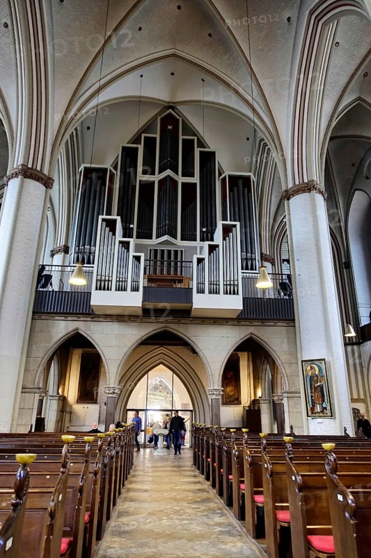 Main organ, Sankt-Petri-Kirche, parish church, start of construction 1310, Moenckebergstrasse, Bergstrasse, Old Town, Hanseatic City of Hamburg, The organ in a Gothic church with a view between the pews, Hamburg, Hanseatic City of Hamburg, Germany, Europe