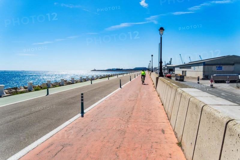 Moll de Llevant waterfront promenade, a 4.5 km long promenade for joggers, walkers, cyclists and skaters at the harbour of Tarragona, Spain, Europe