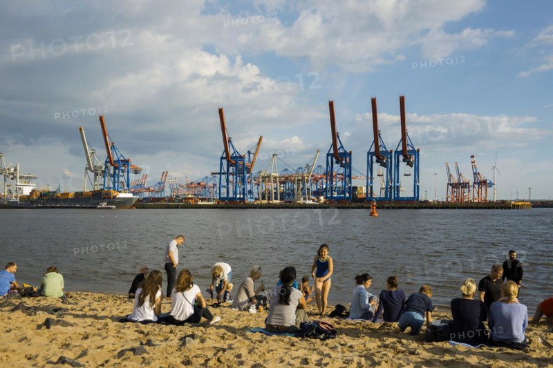People on the beach, Strandbar Strandperle, Elbe beach, Hamburg harbour in the background, Oevelgoenne, Hamburg, Germany, Europe