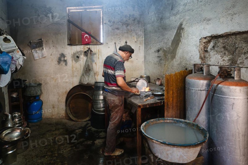 Coppersmith at work engraving a copper plate, Gaziantep bazaar, Turkey, Asia