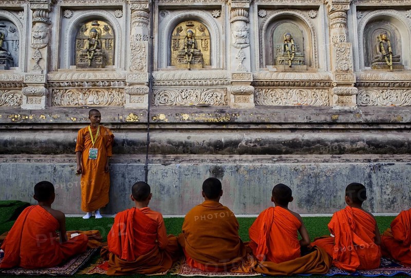 Buddhist novices from Thailand, meditation, Mahabodhi temple, Bodhgaya, India, Asia