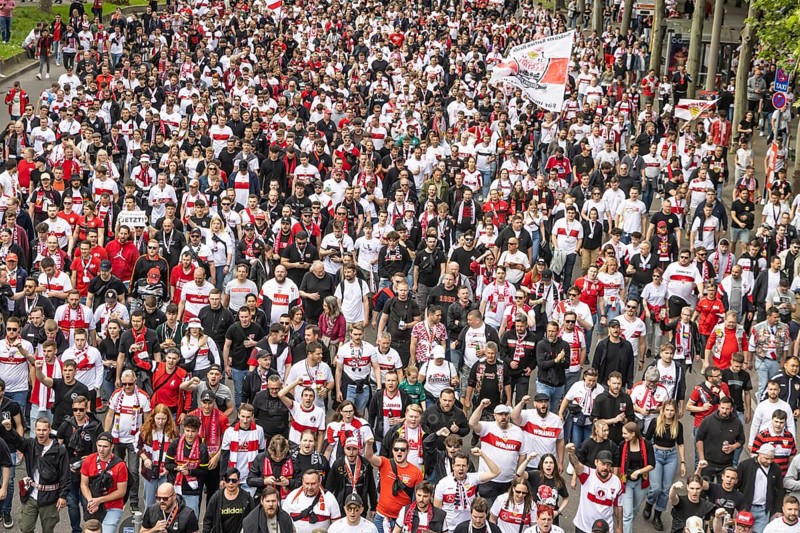 Protest march in front of the southern summit. Around 10, 000 VfB fans march to the stadium in front of the home game against FC Bayern Munich. Enough is enough is the message to the supervisory board, investors and presidium. The fan scene organised by the Cannstatter Kurve demands resignations and a fresh start for the club management. Bad Cannstatt, Stuttgart, Baden-Wuerttemberg, Germany, Europe