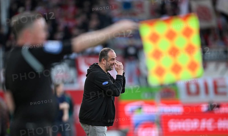Coach Coach Frank Schmidt 1. FC Heidenheim 1846 FCH Gesture Gesture ATTENTION under flag, flag, offside, linesman, Voith-Arena, Heidenheim, Baden-Wuerttemberg, Germany, Europe